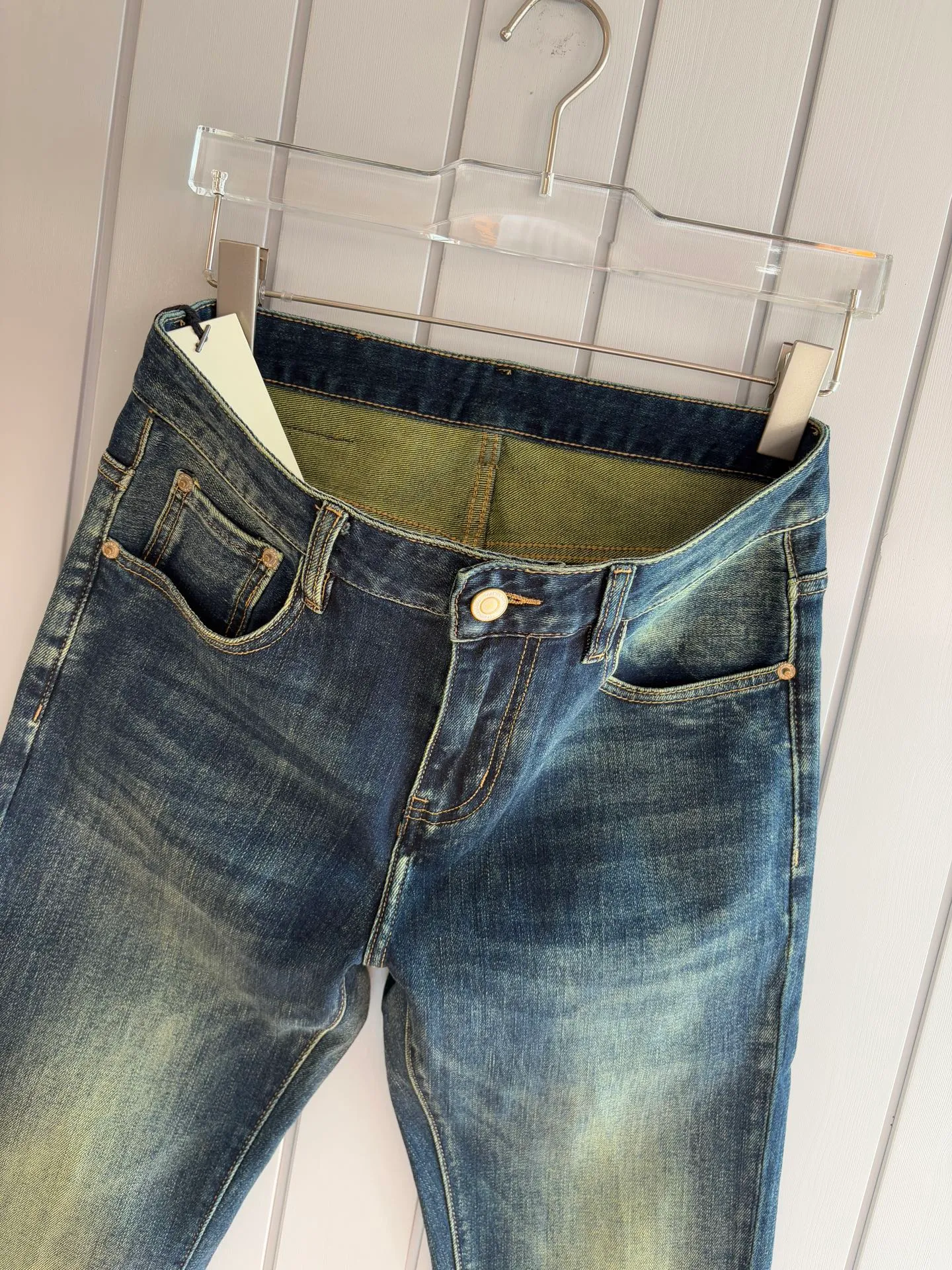P240 A super stylish pair of jeans, customized original washed denim fabric, unique design, top-notch embroidered letter pattern logo, original hardware accessories decoration, an extremely outstanding pair of jeans, the materials and craftsmanship are extremely luxurious and exquisite, extremely high-grade, handsome and stylish upper body, recommended 👍, 005 code number: 29-38 but not 35; 37